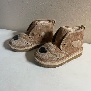 UGG Kids Size 9 (1103626)
Dog Puppy Stuffie Bootie Suede Sheepskin Slip On